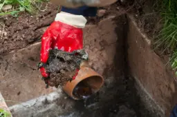 curage canalisation: entretien essentiel pour des tuyaux sains et durables le curage de canalisation est une opération d'entretien préventive et curative indispensable pour assurer le bon fonctionnement de votre système d'évacuation des eaux usées. contrairement au simple débouchage qui vise à éliminer un bouchon ponctuel, le curage nettoie en profondeur les parois des tuyaux, éliminant les dépôts accumulés au fil du temps. chez débouchage express 24h/24, nous intervenons rapidement pour le curage et le nettoyage complet de vos canalisations. appelez le 📞 0456 55 59 62 pour un devis gratuit et une intervention immédiate.