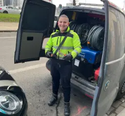 services de réparation, installation professionnelle, assistance technique, détection de fuites  concevoir et remettre en état des systèmes sanitaires, des robinetteries, des chauffe-eaux, des chaudières, ainsi que des aménagements de salles de bains et de cuisines.