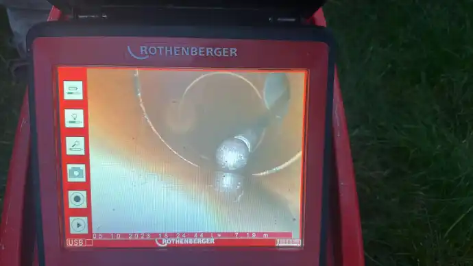 Une fois la caméra retirée de vos tuyaux, le travail n'est pas terminé. Au contraire, la phase la plus cruciale commence : l'analyse. L'inspection caméra canalisation ne se résume pas à une simple vidéo ; elle aboutit à un document essentiel, un véritable diagnostic de santé de votre réseau. Ce rapport est bien plus qu'un simple compte-rendu. C'est votre feuille de route, un guide détaillé qui transforme l'incertitude en un plan d'action clair et précis pour résoudre durablement vos problèmes d'écoulement.  Un rapport professionnel et exploitable est la marque d'un prestataire de services sérieux. Il ne laisse aucune place au doute et vous fournit toutes les clés pour comprendre la situation. Voici les éléments indispensables que vous devez y trouver :  La vidéo complète de l'inspection : C'est la preuve brute et irréfutable de l'état de vos canalisations. Fournie sur une clé USB ou via un lien de téléchargement sécurisé, cette vidéo vous permet de visualiser par vous-même le parcours de la caméra drain. Vous y verrez en temps réel ce que le technicien a découvert, des joints défectueux aux fissures, en passant par les obstructions. C'est un gage de transparence totale. Des photos horodatées des anomalies : Plutôt que de chercher un point précis dans une longue vidéo, le rapport doit inclure des captures d'écran de haute qualité de chaque problème identifié. Chaque photo est horodatée et, idéalement, indique la distance exacte depuis le point d'insertion de la caméra. Une fissure à 15,2 mètres ? Une intrusion de racines à 23 mètres ? Ces clichés localisent les problèmes avec une précision chirurgicale. Un plan schématique du réseau inspecté : Un bon rapport inclut souvent un schéma, même simple, de la tuyauterie explorée. Il indique la direction des flux, les branchements, les coudes et l'emplacement des anomalies détectées. Ce plan vous aide à visualiser la structure globale de votre réseau souterrain et à mieux comprendre l'origine des dysfonctionnements. Des commentaires et recommandations claires : C'est sans doute la partie la plus importante du diagnostic canalisation. Le technicien y traduit les images en informations exploitables. Il annote les observations, explique la nature et la gravité de chaque problème, et propose une ou plusieurs solutions de réparation adaptées, en justifiant ses recommandations. Face à un rapport, le jargon technique peut parfois sembler intimidant. Des termes comme "affaissement", "contre-pente", "cassure circulaire" ou "infiltration de racines" peuvent vous laisser perplexe. N'hésitez jamais à demander à votre technicien de vous expliquer ces termes. Un bon professionnel prendra le temps de vulgariser ses conclusions. Pour vous aider, une "contre-pente" signifie simplement que la canalisation n'a pas la bonne inclinaison, ce qui provoque la stagnation de l'eau et des dépôts. Un "affaissement" indique qu'une section du tuyau s'est effondrée sur elle-même, créant un obstacle majeur. Comprendre ces quelques notions vous permettra de saisir pleinement l'enjeu des réparations à venir.  Une fois le diagnostic posé, le rapport d'inspection égout ouvre la voie à différentes solutions. Le choix de la méthode dépendra directement de la nature et de la gravité des problèmes révélés par la caméra canalisation.  1. Le curage et l'hydrocurage pour le nettoyage :  Si le rapport indique principalement des accumulations de graisse, de tartre, de calcaire ou des bouchons de débris sans dommage structurel, une intervention de nettoyage est la première étape. L'hydrocurage, qui consiste à projeter de l'eau à très haute pression, est la technique la plus efficace. Elle décape l'intérieur des parois de la canalisation, lui redonnant son diamètre d'origine et restaurant un écoulement optimal. C'est une solution curative pour les bouchons et préventive pour l'entretien général.  2. La réparation par chemisage (sans tranchée) :  C'est la solution moderne et la moins invasive pour les canalisations fissurées, percées par des racines ou présentant des joints défectueux. Le chemisage, aussi appelé gainage, consiste à introduire à l'intérieur du tuyau existant une gaine souple imprégnée de résine époxy. Une fois en place, cette gaine est gonflée pour adhérer parfaitement aux parois, puis la résine est durcie (à l'eau chaude, à la vapeur ou par UV). Le résultat est une nouvelle canalisation, parfaitement étanche et structurellement solide, à l'intérieur de l'ancienne. L'avantage majeur ? Aucune tranchée n'est nécessaire, ce qui préserve votre jardin, votre terrasse ou votre allée et réduit considérablement la durée et le coût des travaux.  3. Le remplacement partiel ou total de la canalisation :  Dans les cas les plus extrêmes révélés par l'inspection caméra canalisation, comme un effondrement complet du tuyau (cassure majeure) ou un affaissement si prononcé qu'il ne peut être corrigé, le remplacement est inévitable. Cette méthode traditionnelle implique de creuser une tranchée pour accéder à la section endommagée, la retirer et la remplacer par une nouvelle. C'est l'option la plus lourde et la plus coûteuse, réservée aux situations où les autres techniques ne sont pas applicables.  Enfin, et c'est là que réside sa plus grande valeur, le rapport d'inspection est votre meilleur allié pour obtenir des devis de réparation justes et précis. Au lieu de contacter des entreprises en décrivant vaguement "un problème d'écoulement", vous leur fournissez un document technique complet. En transmettant le rapport (vidéo, photos et recommandations) à plusieurs prestataires, vous vous assurez que tous chiffrent exactement la même prestation, sur la base des mêmes informations. Cela met fin aux estimations hasardeuses et aux devis gonflés. Vous pouvez comparer les offres de manière objective, en vous basant sur la technique proposée et le tarif. Le rapport d'inspection caméra canalisation vous donne le contrôle, transformant une situation stressante en un processus de décision éclairé et maîtrisé.