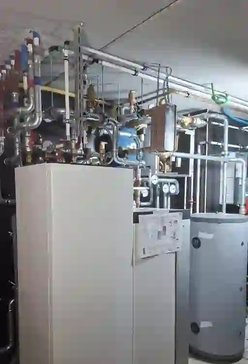 Soyons directs. Si votre chaudière a plus de 15 ans, vous jetez de l'argent par les fenêtres.  Le prix de l'énergie en Belgique ne fait que grimper. Votre vieil appareil consomme trop pour un rendement médiocre.  L'installation d'une chaudière gaz à condensation n'est plus une option. C'est une nécessité économique.  Une chaudière moderne transforme presque toute l'énergie en chaleur. Les anciens modèles perdent 20% de cette énergie dans les fumées.  Imaginez réduire votre facture de chauffage de 30% instantanément. C'est ce que permet la haute performance énergétique.  Dans ce guide, je vous explique tout sans langue de bois. Pas de blabla technique inutile. Juste des faits et des chiffres.  Un technicien certifié installant une chaudière gaz murale moderne dans une buanderie propre  C'est quoi une chaudière gaz haute performance énergétique ? Le terme semble complexe, mais le principe est simple. Une chaudière classique évacue les fumées chaudes par la cheminée.  Une chaudière gaz haute performance énergétique récupère la chaleur de ces fumées. Elle utilise la vapeur d'eau pour préchauffer l'eau du circuit.  C'est ce qu'on appelle la condensation. Ce processus augmente drastiquement le rendement global.  On dépasse souvent les 100% de rendement sur PCI (Pouvoir Calorifique Inférieur). C'est physiquement impressionnant.  Les avantages concrets pour votre maison Le premier avantage est le confort thermique. La chaleur est plus stable et mieux répartie.  Le deuxième est l'impact écologique. Moins de gaz brûlé signifie moins de CO2 dans l'atmosphère.  Le troisième est la valorisation de votre bien immobilier. Un bon PEB (Performance Énergétique des Bâtiments) attire les acheteurs.  En Belgique, les normes deviennent de plus en plus strictes. Anticiper le changement est une stratégie intelligente.  Quel est le prix d'une installation de chaudière gaz ? Parlons d'argent. C'est souvent ce qui freine les propriétaires.  Le prix d'installation d'une chaudière gaz varie selon plusieurs critères. La marque, la puissance et la complexité du chantier comptent.  En moyenne, prévoyez entre 3 500 € et 6 500 € (TVA comprise). Ce prix inclut l'appareil et la main-d'œuvre.  Voici un tableau comparatif pour y voir plus clair :  Type d'équipement	Prix moyen (Matériel)	Main-d'œuvre	Total estimé Modèle Premium (Viessmann/Vaillant)	5 000 € +	1 500 € +	6 500 € + N'oubliez pas les frais annexes. Le tubage de la cheminée est souvent obligatoire. Comptez 500 € à 1 000 € supplémentaires pour cette étape. Tableau de contrôle numérique d'une chaudière affichant des économies d'énergie  Les aides financières en Belgique : MaPrimeRénov et plus L'État et les régions veulent que vous changiez de système. Des aides massives existent pour réduire votre investissement.  En Wallonie, la "Prime Habitation" aide les ménages selon leurs revenus. Le montant peut couvrir une grande partie des travaux.  À Bruxelles, les primes "Renolution" sont très attractives. Elles ciblent spécifiquement la chaudière gaz haute performance énergétique.  Comment obtenir ces aides ? Premièrement, vous devez faire appel à un artisan RGE chauffage (ou certifié Cerga en Belgique). Sans professionnel agréé, pas de prime.  Deuxièmement, réalisez un audit énergétique si nécessaire. C'est souvent le point de départ pour débloquer les fonds.  Troisièmement, envoyez votre demande avant le début des travaux ou juste après, selon votre région. Ne ratez pas les délais.  L'aide financière pour l'installation d'une chaudière peut atteindre 1 200 € voire plus. Cela réduit le temps de retour sur investissement à moins de 5 ans.  Pourquoi choisir un artisan RGE ou certifié Cerga ? Ne confiez pas votre sécurité à un amateur. Le gaz est une énergie performante mais délicate.  Un installateur agréé garantit la conformité de l'installation. Il vérifie l'étanchéité des conduits et le réglage du brûleur.  En Belgique, le label Cerga est la référence. Il prouve que le chauffagiste suit des formations régulières.  Un mauvais réglage peut augmenter votre consommation de 10%. Un pro optimise la courbe de chauffe pour votre logement.  Le remplacement d'une chaudière gaz demande une expertise sur l'évacuation des condensats. C'est un point technique souvent négligé par les bricoleurs.  Chauffagiste professionnel avec des outils vérifiant les connexions de gaz  Les étapes d'un remplacement de chaudière réussi Tout commence par une visite technique. Le chauffagiste évalue vos besoins réels en eau chaude.  Inutile d'installer une machine trop puissante. Cela provoque des cycles courts qui usent le matériel.  Voici le déroulement classique d'un chantier :  1. Vidange de l'ancien circuit de chauffage. 2. Dépose de l'ancienne chaudière encombrante. 3. Rinçage du réseau de radiateurs (indispensable !). 4. Installation de la nouvelle unité murale ou au sol. 5. Raccordement au gaz et à l'évacuation des eaux usées. 6. Mise en service et réglages personnalisés.  Le rinçage du réseau est crucial. Les boues accumulées peuvent détruire votre nouvelle chaudière en quelques mois.  Exigez toujours un désembouage avant la pose. C'est le secret de la longévité de votre installation.  Quelles marques choisir pour la haute performance ? Le marché belge est dominé par des marques robustes. Vaillant est leader pour son excellent service après-vente.  Viessmann est souvent considéré comme la "Mercedes" des chaudières. Leur échangeur en acier inoxydable est increvable.  Buderus et Junkers (Bosch) offrent des solutions connectées très performantes. Vous pouvez piloter votre chauffage depuis votre smartphone.  Le choix de la marque dépend aussi de la proximité d'un dépanneur. Vérifiez qui peut intervenir rapidement près de chez vous.  L'entretien obligatoire : ne l'oubliez pas En Belgique, l'entretien d'une chaudière gaz est une obligation légale. C'est tous les deux ans en Wallonie et à Bruxelles.  Un entretien régulier prolonge la vie de l'appareil. Il évite aussi les pannes sèches en plein hiver.  Le coût d'un entretien varie entre 150 € et 250 €. C'est un investissement pour votre sécurité (prévention du monoxyde de carbone).  Lors de l'entretien, le technicien nettoie le brûleur. Il vérifie aussi le vase d'expansion et la pompe de circulation.  Une application mobile contrôlant la température d'une maison moderne  Verdict de l'expert : Faut-il sauter le pas ? Mon avis est tranché. Si votre chaudière est fatiguée, n'attendez pas la panne totale.  Une panne en janvier vous obligera à choisir dans l'urgence. Vous paierez plus cher et choisirez mal.  L'installation d'une chaudière gaz à condensation est l'un des investissements les plus rentables. Le confort augmente, la facture baisse.  Avec les aides actuelles, le coût net est très raisonnable. C'est le moment idéal pour moderniser votre maison.  Faites faire au moins trois devis. Comparez les prestations, pas seulement le prix final.  Un bon installateur prendra le temps d'expliquer le fonctionnement du thermostat. C'est là que se font les vraies économies.  Résumé pour les propriétaires pressés : * Économies : Jusqu'à 30% sur votre facture annuelle. * Prix : Entre 3 500 € et 6 500 € tout compris. * Aides : Primes régionales disponibles (Wallonie/Bruxelles). * Obligation : Faire appel à un pro certifié pour la sécurité et les primes. * Bonus : Couplez l'installation avec un thermostat intelligent pour maximiser les gains.  Ne laissez plus votre argent partir en fumée. Passez à la haute performance dès aujourd'hui.