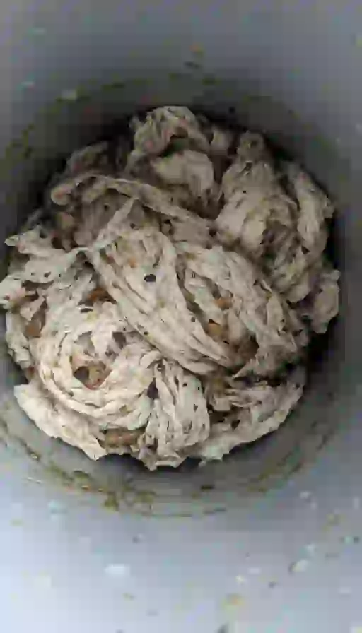 Pour garder votre système en santé, bannissez ces gestes :   Jeter de la Javel : La Javel tue les bactéries. Une fosse sans bactéries est une fosse morte. Elle se remplit à vitesse grand V.  Verser de l'huile de friture : L'huile fige et crée des blocs de béton de graisse. Apportez l'huile au parc à conteneurs. Les lingettes "biodégradables" : C'est du marketing. Elles ne se dégradent pas assez vite pour une fosse septique. Mettez-les à la poubelle.